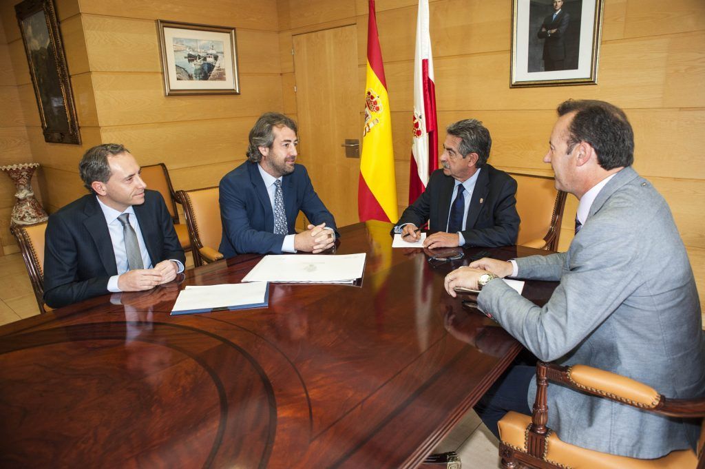Reunion de representantes de ACEFAM con el presidente Miguel Angel Revilla