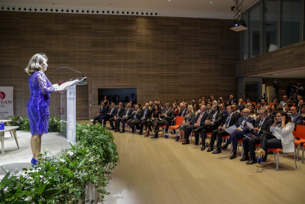 Paloma Fernández se dirige a los invitados en el Centro Botín.