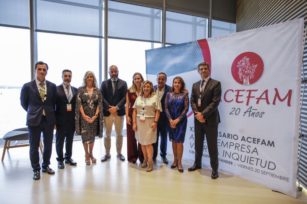 Francisco Riberas, presidente del IEF, posa con la junta directiva de ACEFAM.