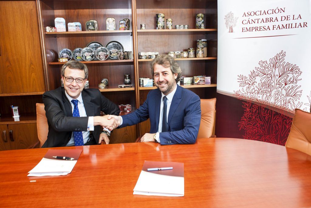 Firma del acuerdo entre ACEFAM y DELOITTE en Conservas Lolín de Castro Urdiales