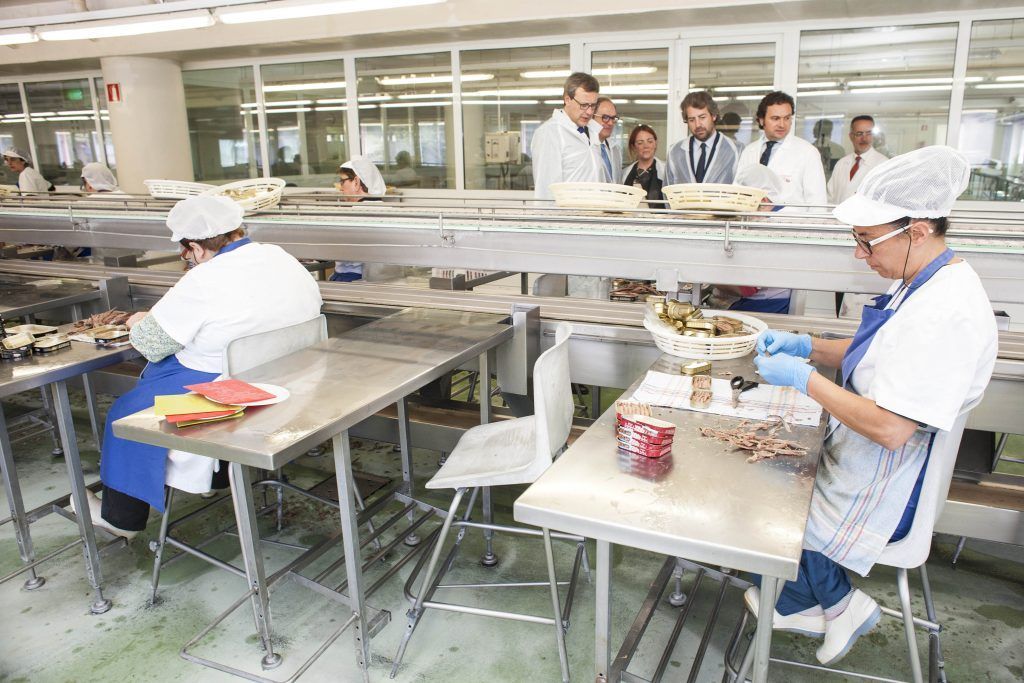 Visita ACEFAM y DELOITTE en la empresa conservas Lolin de Castro Urdiales